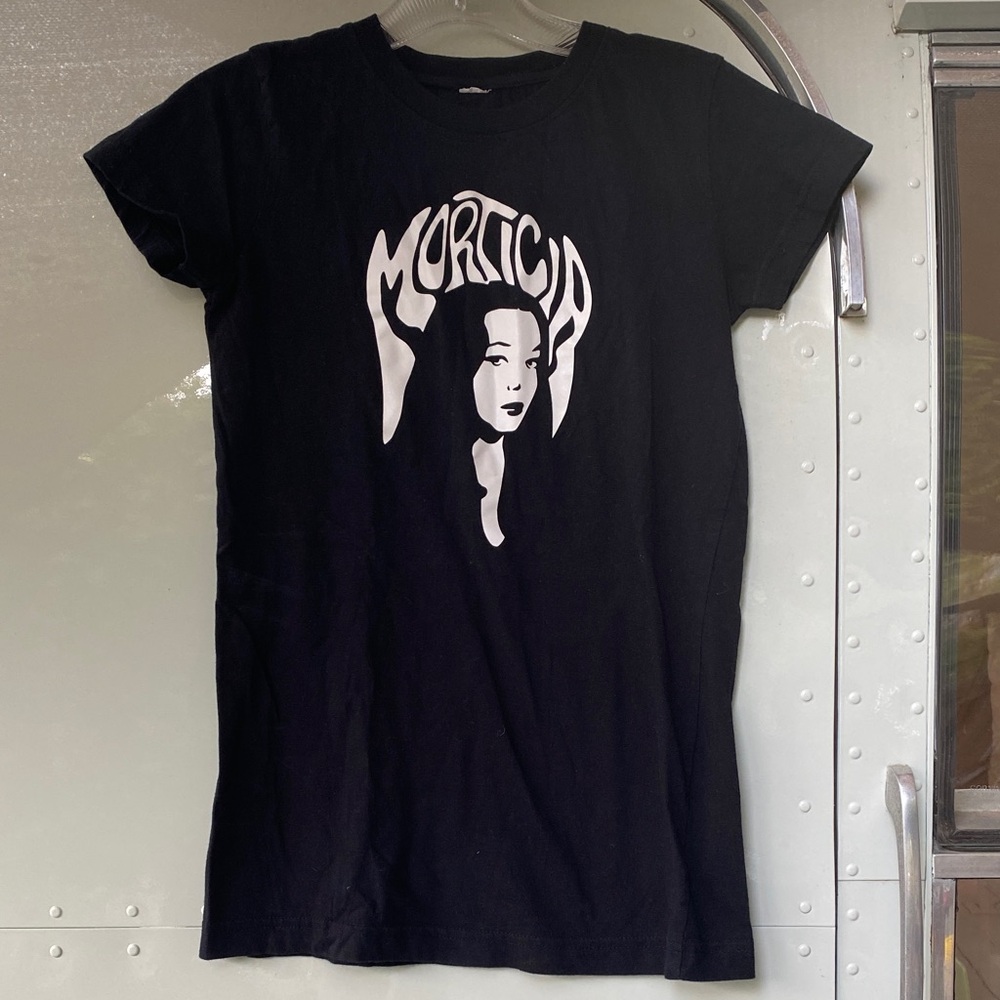 Black Morticia short sleeve tee shirt size small